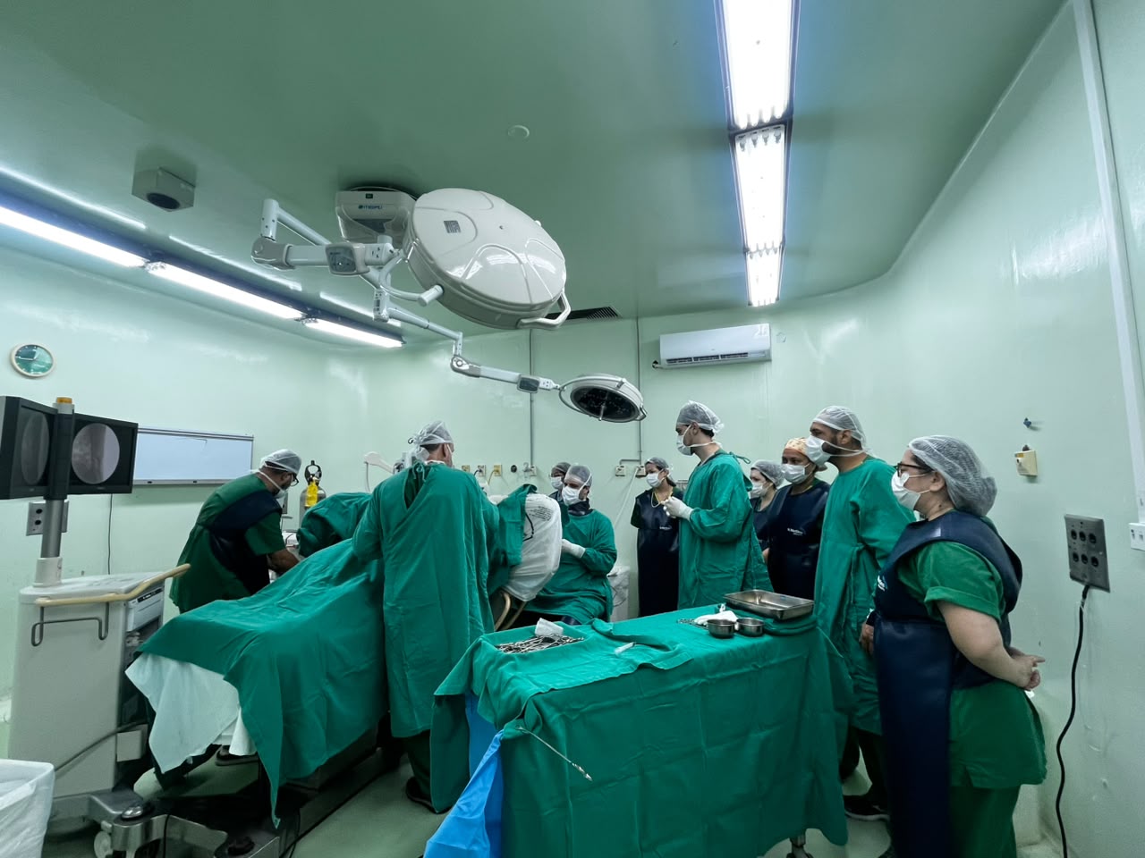 O procedimento durou aproximadamente uma hora e envolveu diferentes profissionais da saúde, entre médicos neurocirurgiões, anestesista, enfermeiros, técnico de enfermagem, técnico em radiologia e outros O procedimento durou aproximadamente uma hora e envolveu diferentes profissionais da saúde, entre médicos neurocirurgiões, anestesista, enfermeiros, técnico de enfermagem, técnico em radiologia e outros